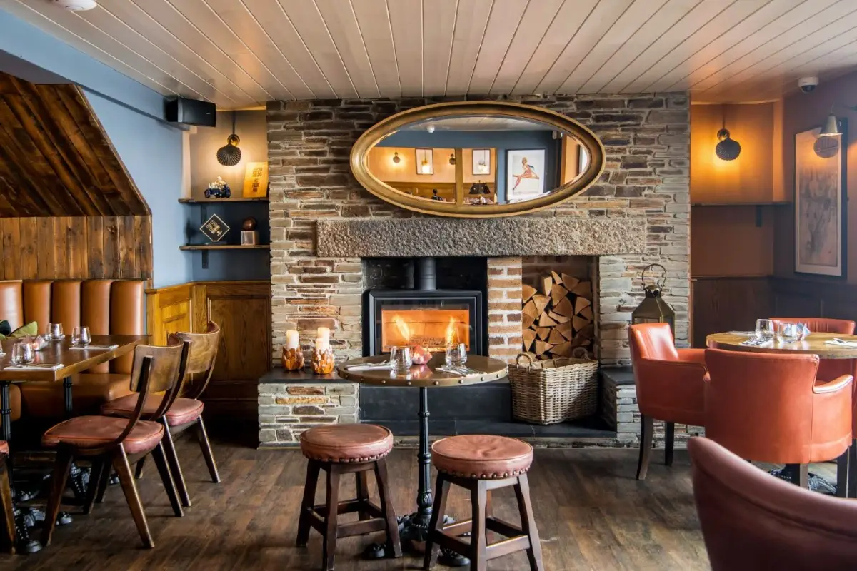 Inside the Mariner's Pub in Rock